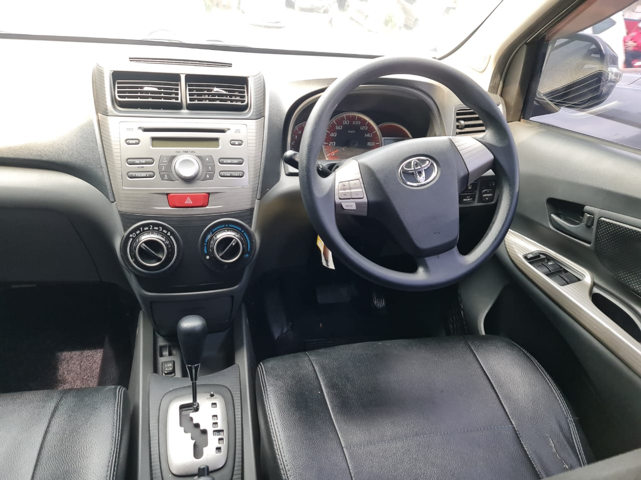 Toyota Avanza Veloz matic tahun 2012  4