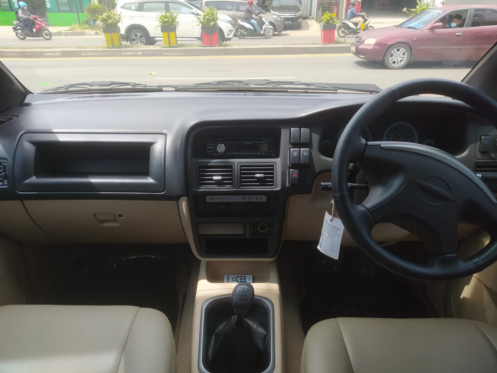 Isuzu Panther Grand Touring 2.5 solar Manual 5