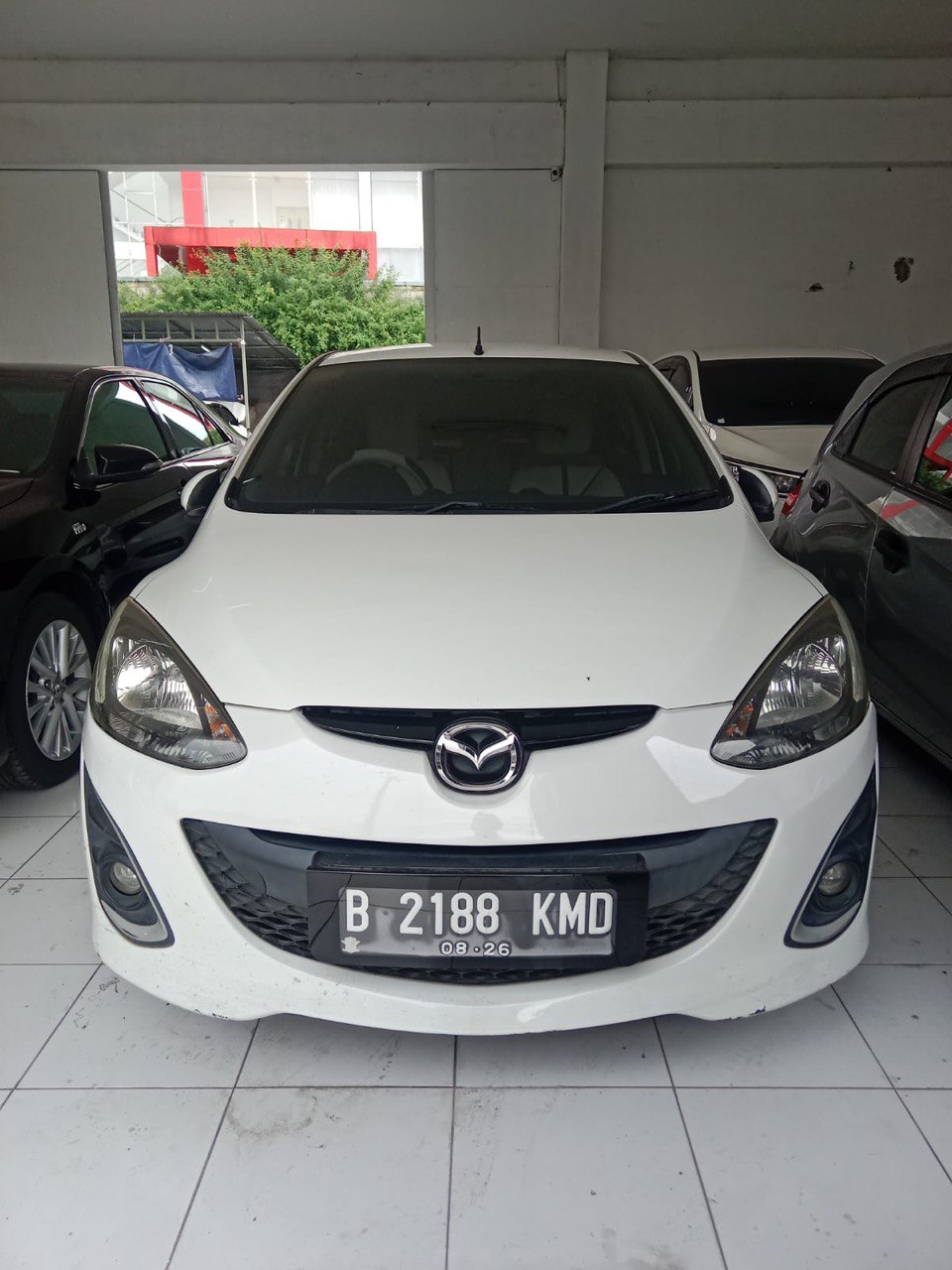 Mazda 2 R Matic Tahun 2012 warna Putih metalik kondisi Mulus Terawat Tangan Pertama  