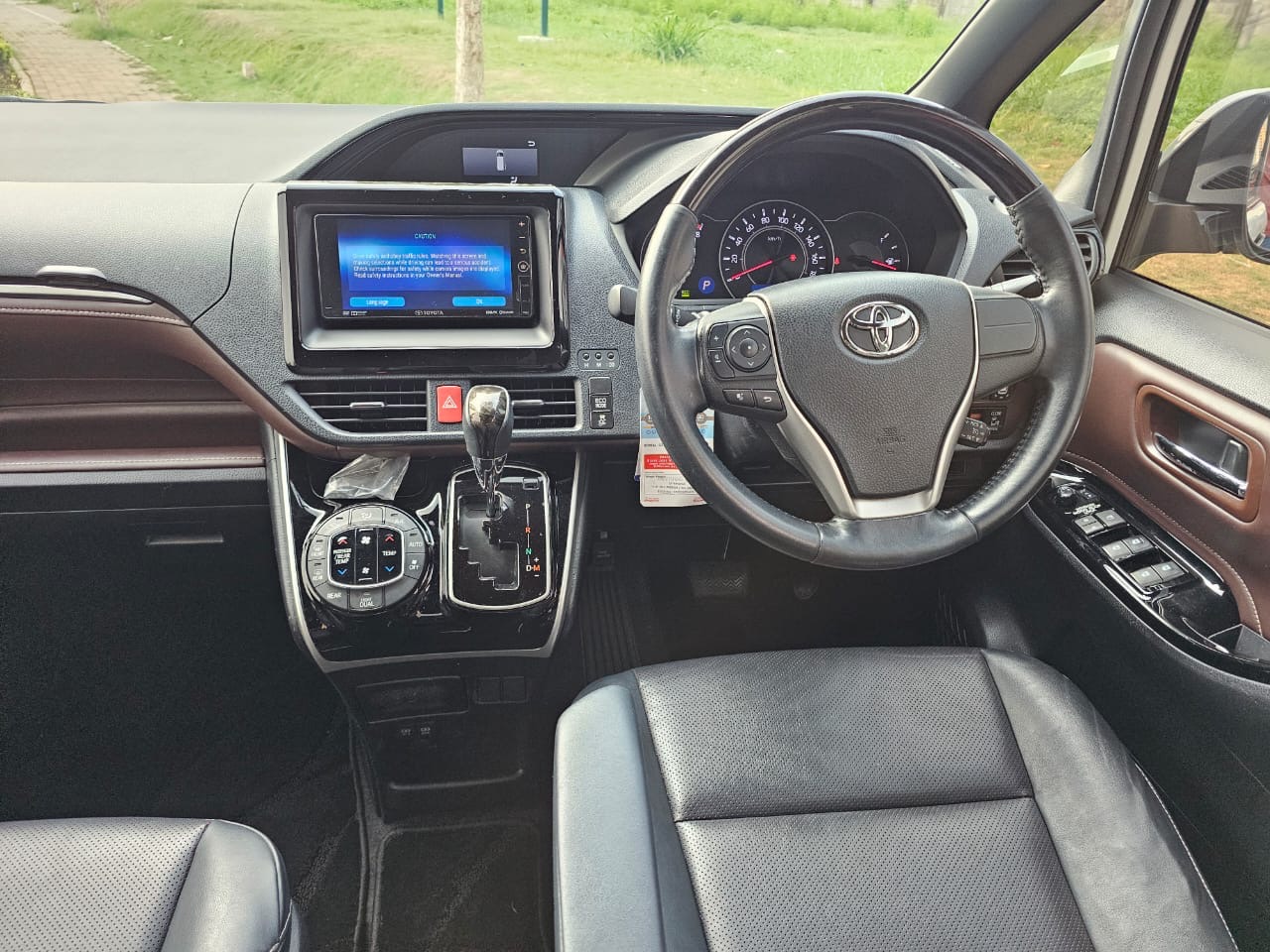 Toyota Voxy 2.0 Matic Tahun 2018 Tangan Pertama Kondisi Mulus Istimewa 2