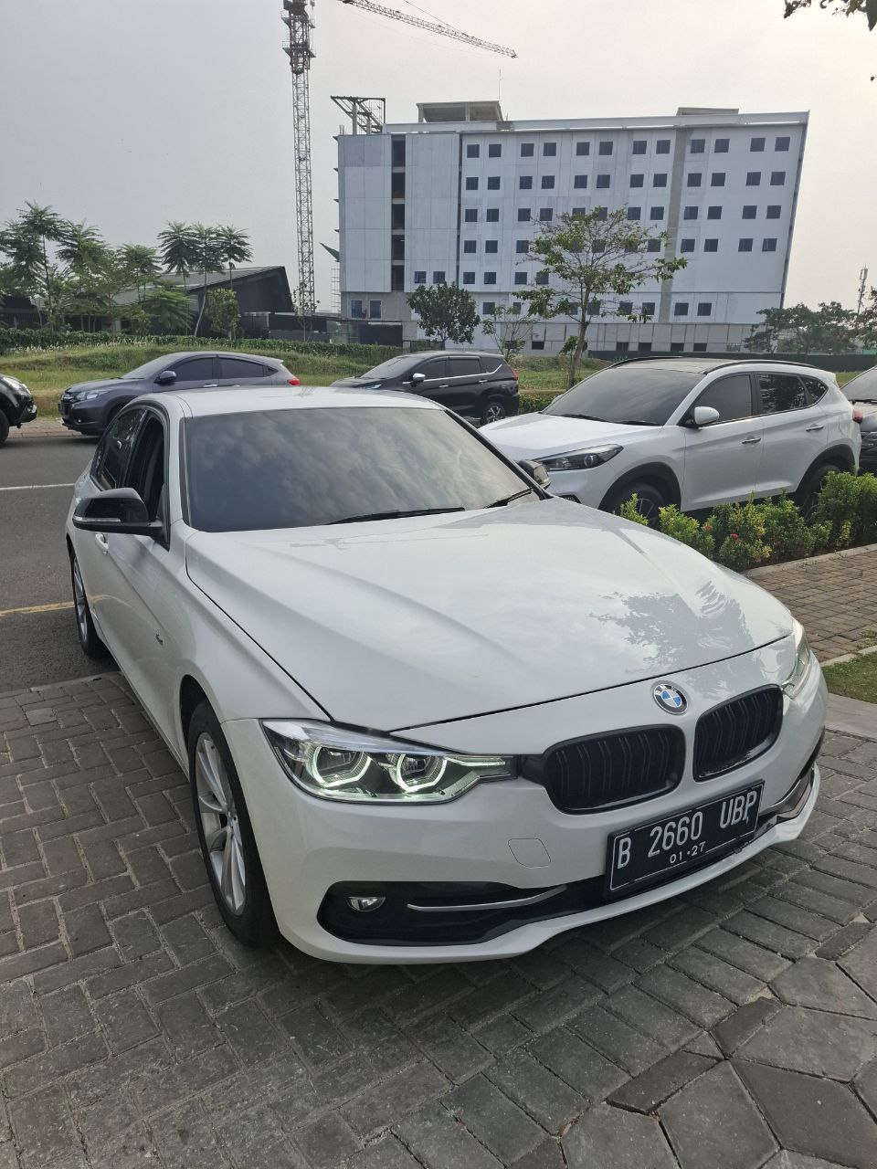 BMW 320i Sport Matic Tahun 2016 Pemakaian 2017 Kondisi Mulus Terawat Istimewa