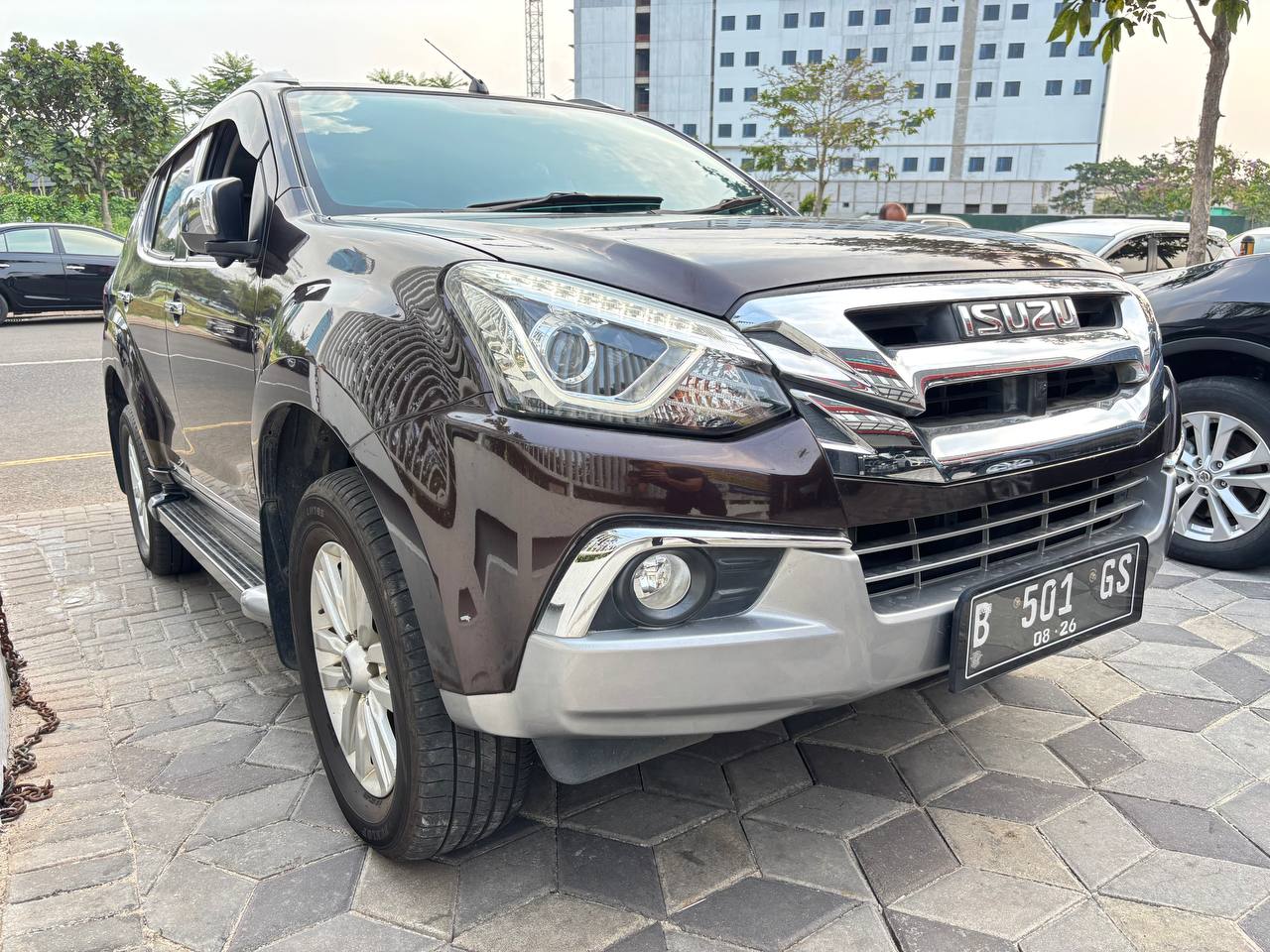 Isuzu MUX Premiere Matic tahun 2018 Kondisi Mulus Terawat Istimewa