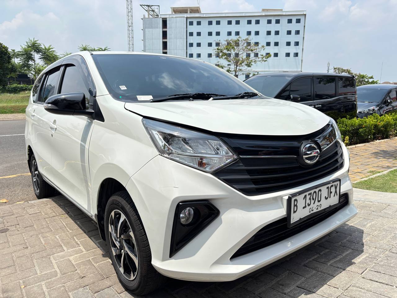 Daihatsu Sigra R Manual Tahun 2024 Kondisi Mulus Terawat Istimewa