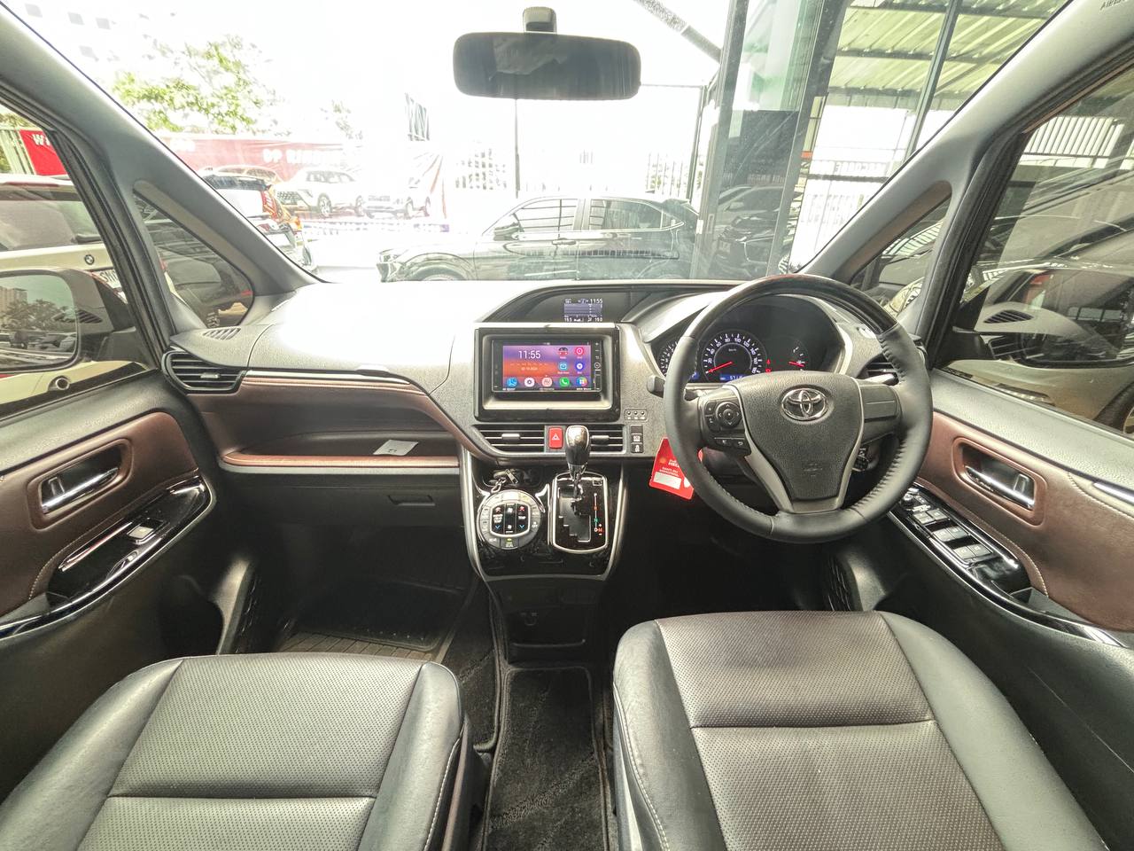 Toyota Voxy 2.0 Matic Tahun 2017 Kondisi Mulus Terawat Istimewa 3