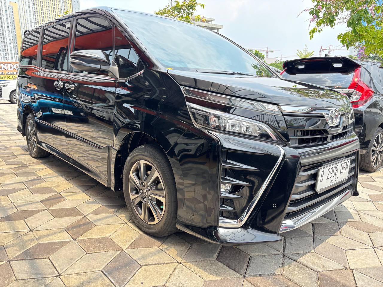 Toyota Voxy 2.0 Matic Tahun 2017 Kondisi Mulus Terawat Istimewa