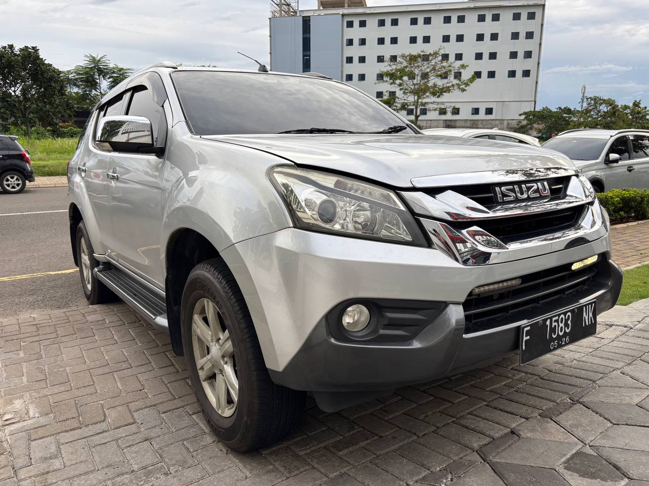 Isuzu mux Diesel matic tahun 2015 kondisi mulus terawat istimewa